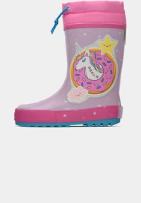 Botte de pluie pour enfant violette avec bord rose, semelle bleue, et décorations en forme d'unicorne, de donut, d'étoile et de nuage. Fermeture à cordon en haut.