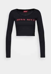 Czarny, długi rękaw, krótki T-shirt z czerwonym napisem "MISS SIXTY" z przodu. Wykonany z gładkiego materiału, z okrągłym dekoltem.