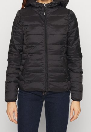 Sort pufferjakke med lynlås foran, quiltet mønster og hætte. Lavet af et glat, blankt materiale med en tætsiddende pasform.