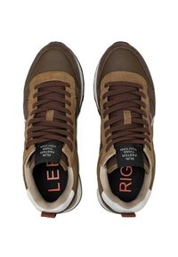 Brązowe i beżowe sneakersy z brązowymi sznurówkami, białymi śródpodeszwami oraz napisem "LEWA" w lewej wkładce i "PRAWA" w prawej wkładce.