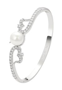 Bracciale d'argento con una perla centrale, delicati accenti a forma di cuore e gemme trasparenti incastonate lungo la fascia, che mostrano un design intricato.