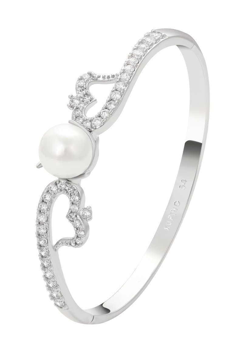 Bracciale d'argento con una perla centrale, delicati accenti a forma di cuore e gemme trasparenti incastonate lungo la fascia, che mostrano un design intricato.