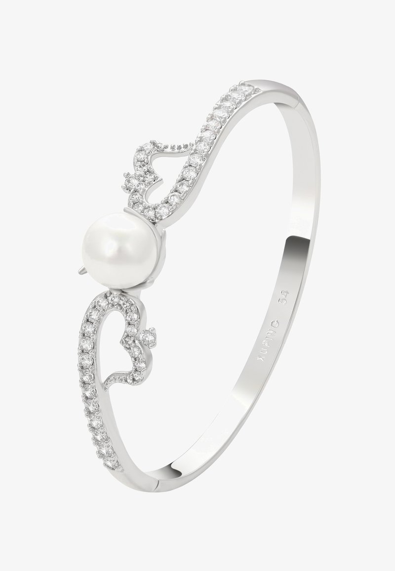 Bracciale d'argento con una perla centrale, delicati accenti a forma di cuore e gemme trasparenti incastonate lungo la fascia, che mostrano un design intricato.