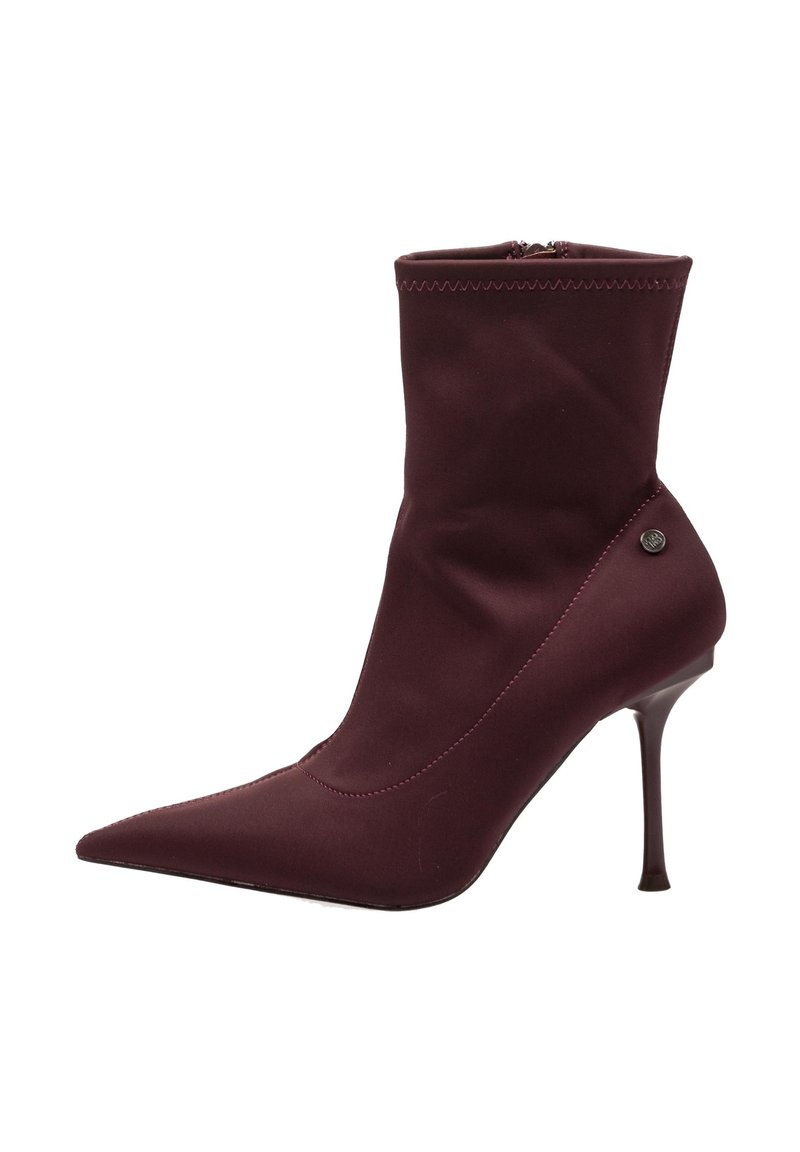 Botín burgundy de tela elástica con punta afilada, tacón de aguja delgado y costuras decorativas a lo largo del borde superior.