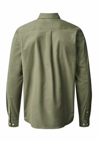 Cămașă cu mâneci lungi de culoare verde măslin, fabricată dintr-un material cu textură netedă, având un guler standard și manșete cu nasturi. Partea din spate are detalii cu pliuri.