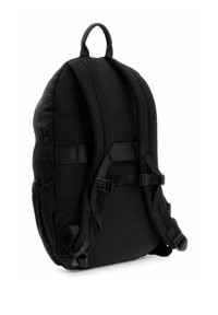 Sac à dos noir présentant une forme arrondie, des bretelles rembourrées, des boucles réglables et un tissu lisse et texturé avec des poches latérales.