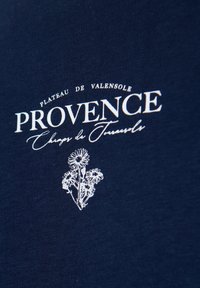 Tela azul marino con texto blanco "Plateau de Valensole Provence Champs de Tournesols" y arte lineal blanco de un ramo de girasoles.