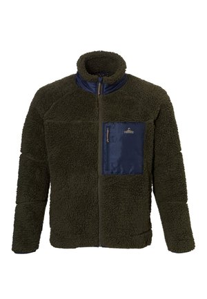 Mann trägt dunkelgrüne Fleecejacke mit navyblauer Brusttasche und navyblauen Shorts, lächelnd und vor weißem Hintergrund stehend.