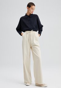 Touché Privé ELASTIC WAISTED GABARDINE - Hlače - stone