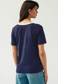 Little Bird SHORT SLEEVE RAINBOW STRIPE  REGULAR FIT - Apdrukāts T-krekls - navy
