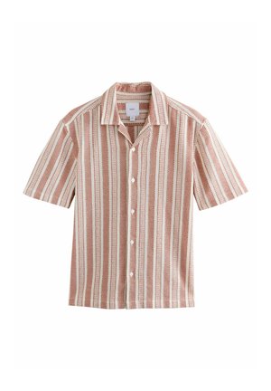 Camisa de manga corta con un patrón de rayas rosas y blancas, hecha de una tela texturada, con cuello y botones en el frente.