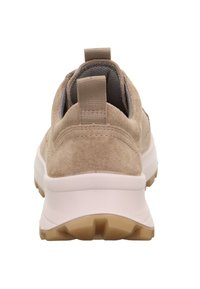 Beige Wildledersneaker mit dicker weißer Sohle und braunem Gummi-Profil, von hinten betrachtet, sichtbar mit Zuglasche und gepolstertem Kragenfutter.