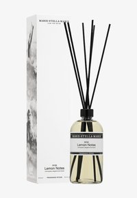 Bastoncini per fragranza in una bottiglia di vetro trasparente con un tappo nero. Include canne nere e una scatola bianca con testo nero e un'immagine grigia.