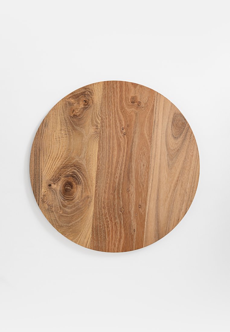 Tabla de servir redonda de madera con un acabado de grano natural, que presenta una mezcla de tonos de madera claros y oscuros y una textura suave.