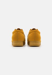 Clarks Originals WALLABEE - Sapatos de atacadores - yellow