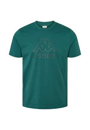 Zeleni pamučni majica s velikim tamnozelenim Kappa logotipom i grafikom dviju sjedećih figura. Kratki rukavi, okrugli izrez, ležerni kroj.