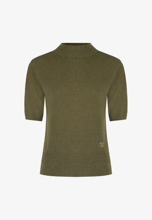 Kurzärmliges olivgrünes Strickoberteil mit Stehkragen und geripptem Saum, das ein kleines rundes Logo-Patch nahe der unteren Kante zeigt.