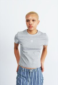adidas Originals ESS SLIM - Pamata T-krekls - medium grey heather