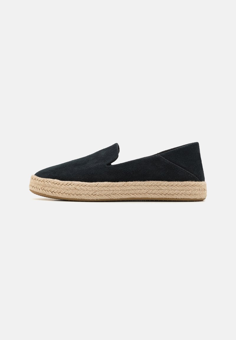 Juodas suedinis espadrilas su pintu džutiniu padu, pasižymintis lengvu įdėjimo dizainu ir V formos išpjova viršuje, palengvinančia įsidėjimą.