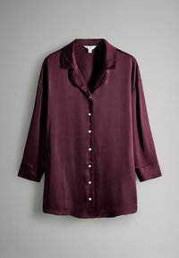 Bordo satino marškiniai su apykakle, ilgomis rankovėmis, mygtukų priekyje ir perlų tipo mygtukais. Lygus paviršius, laisvas kirpimas ir be raštų.