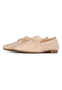 Mocasines de ante beige con punta redondeada, suela plana y un acento decorativo de hardware en la parte delantera. Textura suave con costuras mínimas.