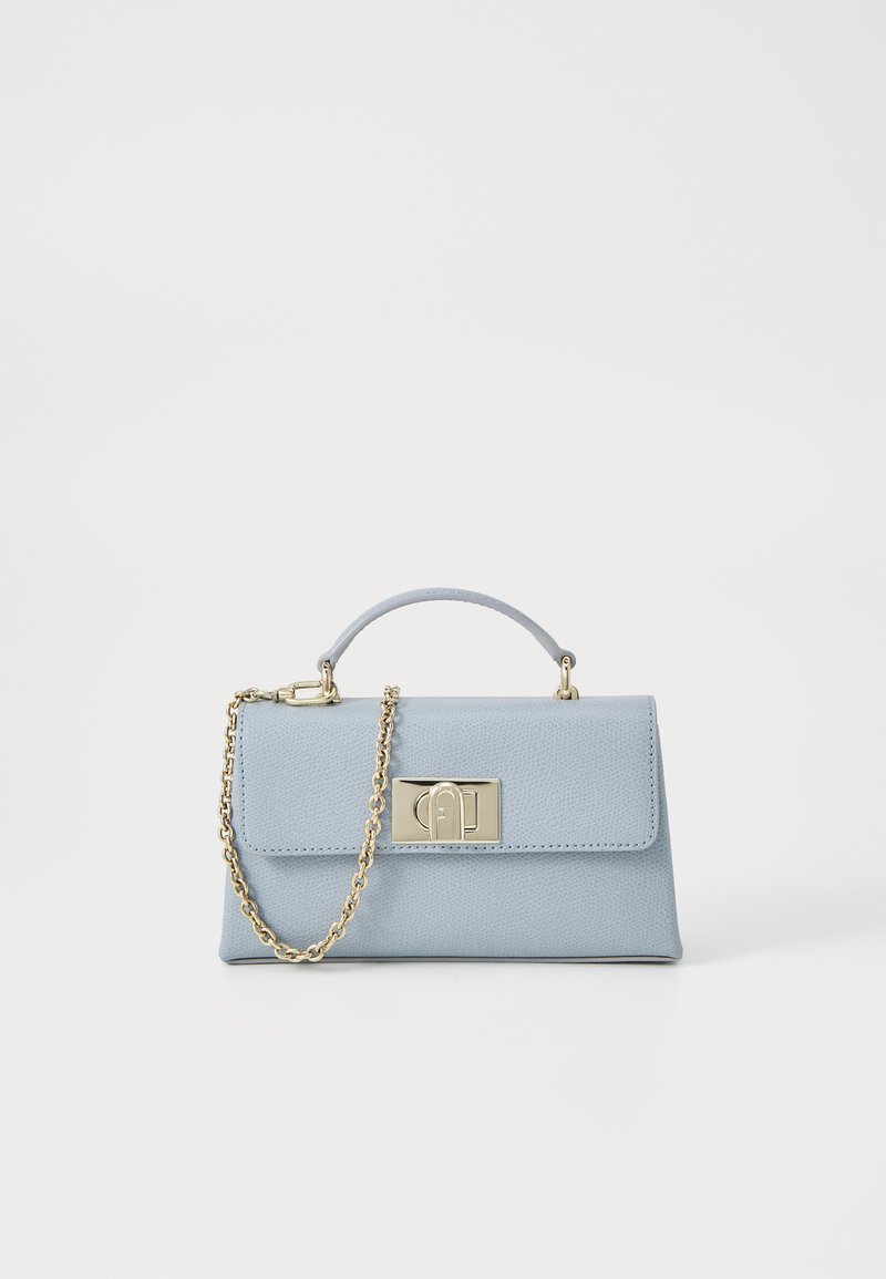Bolso de cuero azul claro con un acabado texturizado, forma rectangular, asa superior, correa de cadena dorada y un detalle de cierre de metal en la parte frontal.