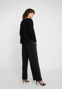Davida Cashmere CURVED SWEATER - Strickpullover - black