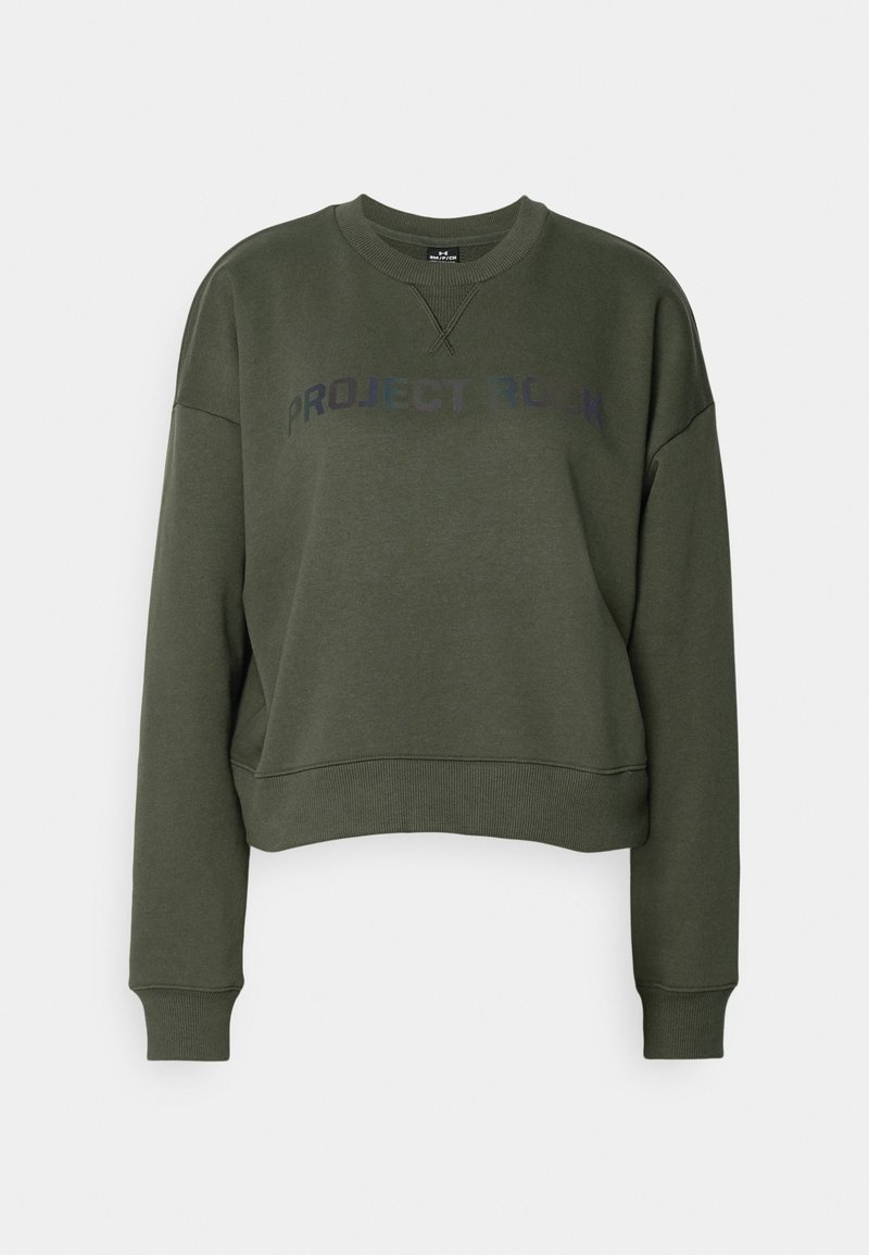 Olivgrüner, kurz geschnittener Sweatshirt aus weichem Material, mit rundem Halsausschnitt und gerippten Bündchen. Auf der Vorderseite steht "PROJECT ROCK" in dunkler Schrift.