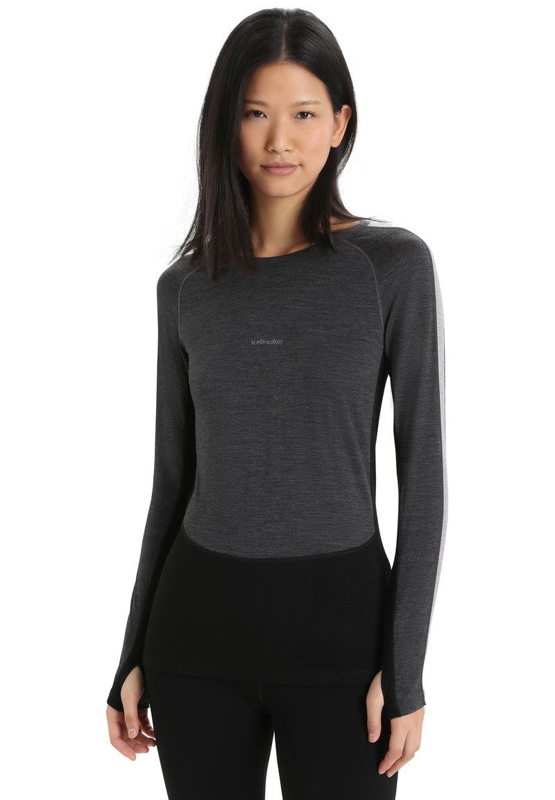 Długi rękaw w ciemnoszarym i czarnym kolorze, z dopasowanym krojem, miękką teksturą i otworami na kciuki na mankietach. Logo marki na klatce piersiowej.