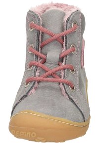 Grijze veterboots met roze veters en nepbontvoering, voorzien van metalen oogjes, rubberen zool en gestikte accenten.