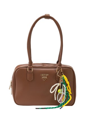 Bruine leren handtas met dubbele handgrepen, gouden "19V69 Italia"-logo en een tennis-geïnspireerde bedel met racket, bal, parels en kleurrijke koordjes.