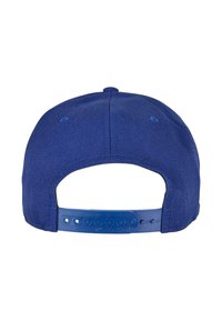 Kék állítható baseball sapka szövettextúrával, egyszínű kivitelben, műanyag pattintással záródik, és kerek korona formával rendelkezik.