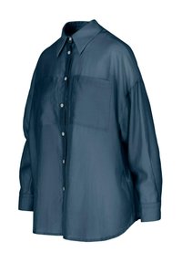 Camicia button-up oversize blu scuro con colletto classico, due tasche frontali e una texture di tessuto liscia e leggermente lucida.