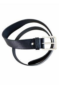 Cinturón de cuero negro con un acabado texturizado, que presenta una hebilla de metal plateado y un logotipo estampado en la correa cerca de la hebilla.