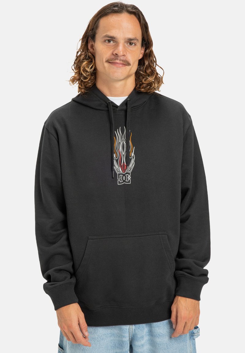 Sudadera con capucha negra hecha de una mezcla de algodón, con un logo central que presenta gráficos de llamas en rojo, naranja y blanco. Incluye bolsillo frontal.