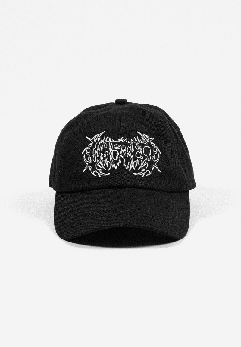 Μαύρο καπέλο бейсμπολ με περίτεχνη λευκή κεντητική σε φυλετικό στυλ στην μπροστινή επιφάνεια, εμφανίζεται σε απλό λευκό φόντο.