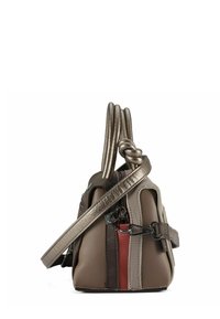 Handtasche aus strukturiertem braunem Leder mit metallischen Akzenten, ausgestattet mit einem geknoteten Griff, verstellbarem Schulterriemen und kontrastierenden Paneeldetails.