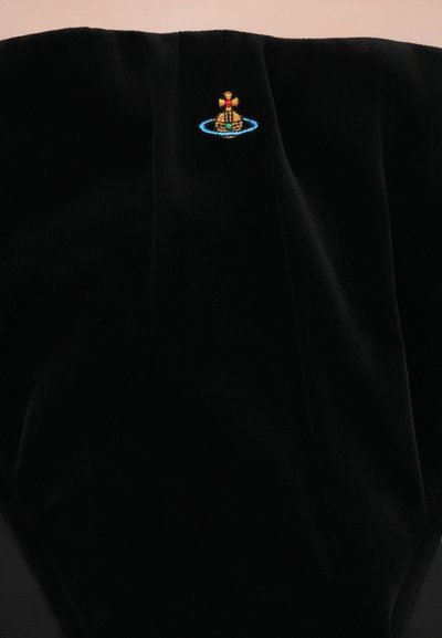 Μαύρο βελούδινο ύφασμα με ένα μικρό κεντημένο πολύχρωμο σφαίρα και λογότυπο δαχτυλίου κοντά στο πάνω κέντρο.