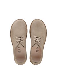 Bež antilop vezalni čevlji z zaobljenim nosom, teksturirano površino in podplatom, ki spominja na pluto. Značilna minimalistična zasnova in ravne vezalke.