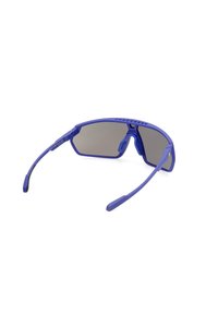 Lila Sportsonnenbrille mit einem Wrap-Around-Rahmen, dunkel getönten Gläsern, strukturierten Ohrbügeln und geraden Bügeln für einen sicheren Sitz.