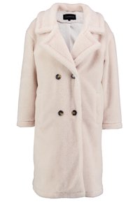 Dubbelflätad kappa i mjuk rosa fleece, med en insvängd krage, två sidofickor och mörka knappar för stängning.