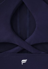 Marinefarbener Sport-BH mit gekreuztem Rückendesign, strukturiertem Gewebe und kleinem weißen Logo am unteren Rand.