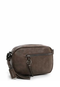 Ruskea tekonahkainen crossbody-laukku, jossa on vetoketjullinen pääosasto, etutasku ja tupsuyksityiskohta metallisessa avaimenperässä.