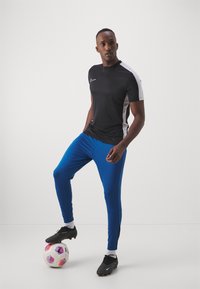 Nike Performance STRIKE PANT - Treniņtērpa apakšdaļas - court blue/white