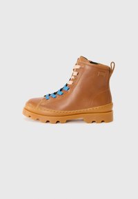 Bottines en cuir marron avec des lacets bleu et orange, tige texturée, semelle en caoutchouc robuste et une languette à l'arrière pour un enfilage facile.