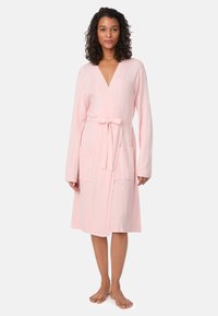 Jasnoróżowy, długi szlafrok z długimi rękawami, o kopertowym kroju, z fakturowanej tkaniny, z paskiem do wiązania i dwoma przednimi kieszeniami.