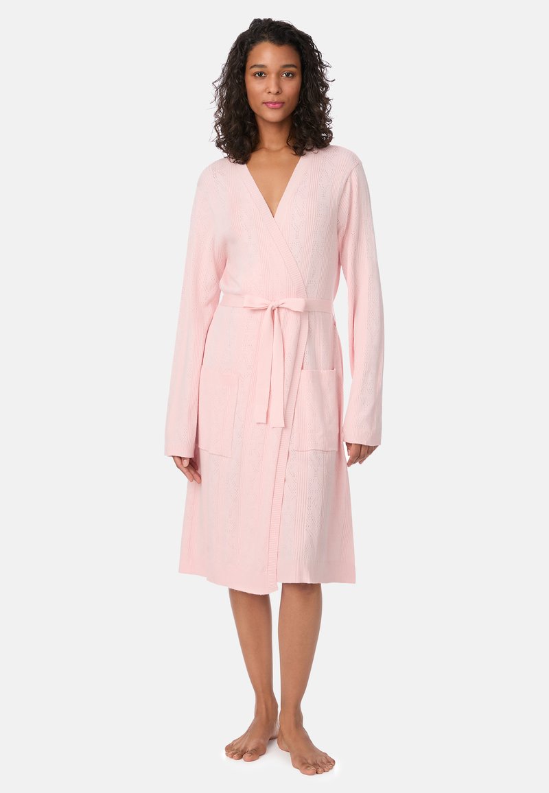 Jasnoróżowy, długi szlafrok z długimi rękawami, o kopertowym kroju, z fakturowanej tkaniny, z paskiem do wiązania i dwoma przednimi kieszeniami.