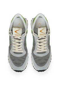 Sneaker in tessuto grigio con accenti verdi, lacci beige e suola texturizzata. Presenta un logo sulla linguetta e un collare imbottito per il comfort.