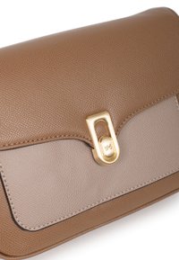 Borsa a tracolla color tan e beige in pelle testurizzata, con chiusura in metallo dorato e design a pannelli contrastanti. Accenti di cucitura elegante.