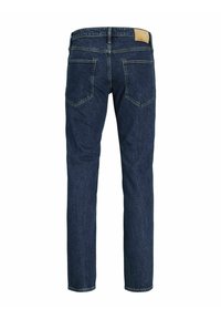 Tumed sinised denim püksid sirge säärtega kujundusega, millel on kaks tagataskut ja nahast tempel vööl, lisaks kontrastne õmblus.